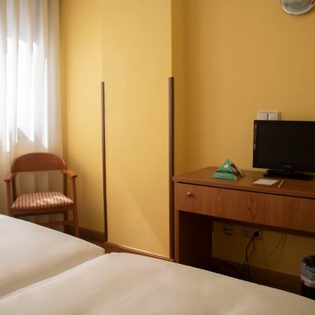 Hotel Alda Estacion Oviedo Kültér fotó