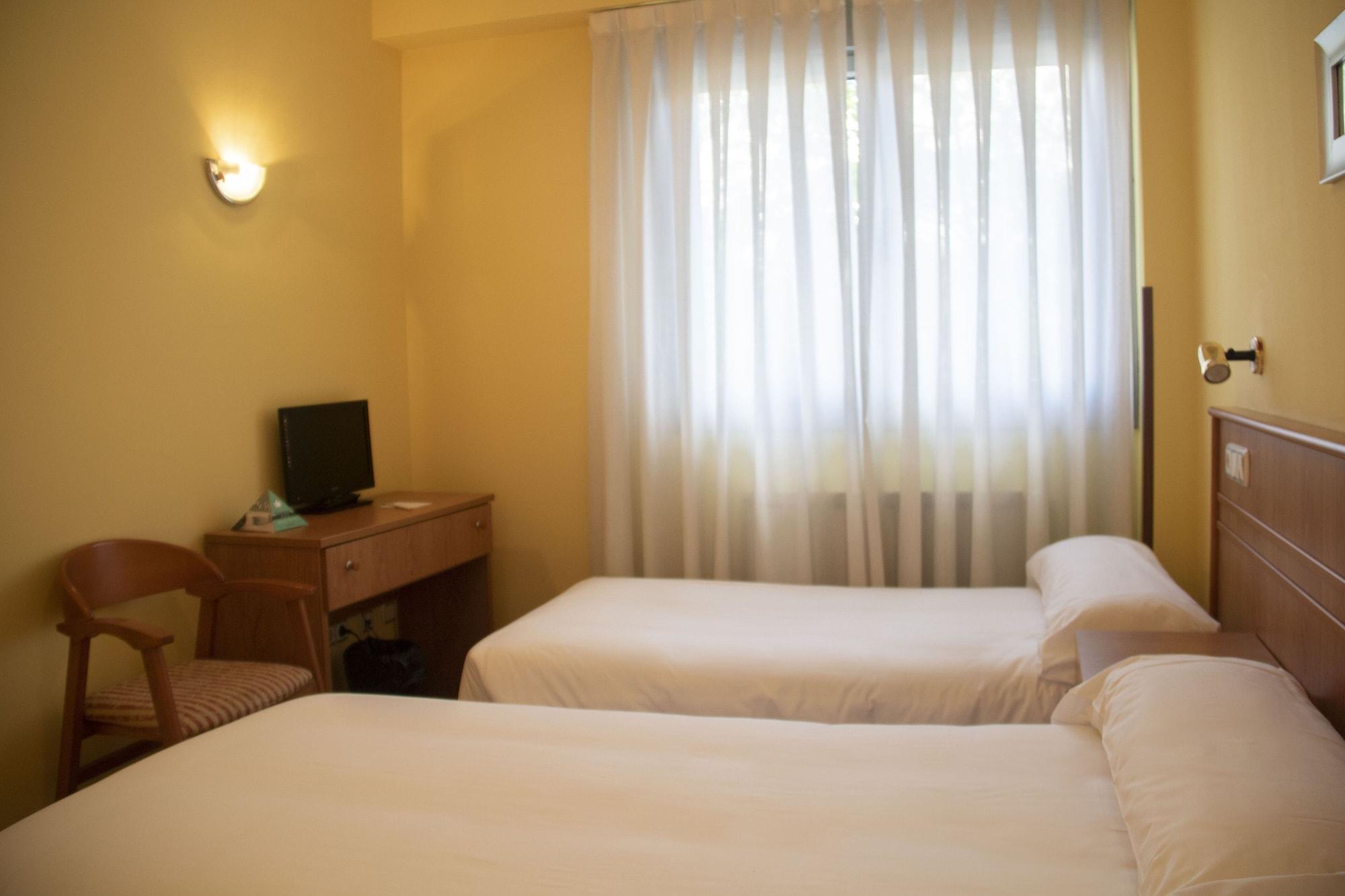Hotel Alda Estacion Oviedo Kültér fotó