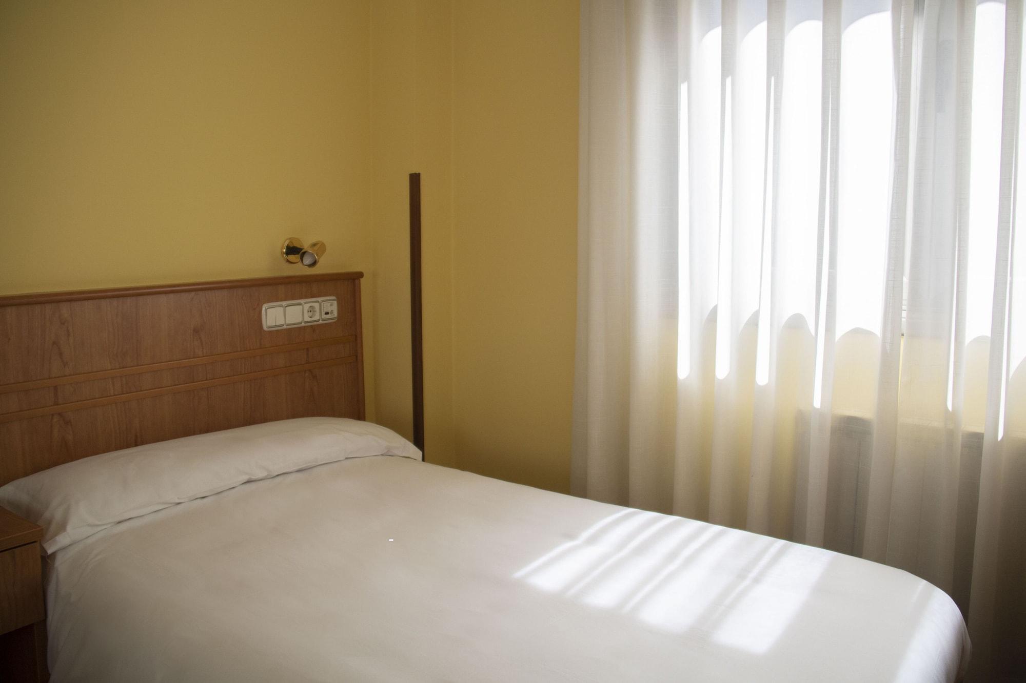 Hotel Alda Estacion Oviedo Kültér fotó